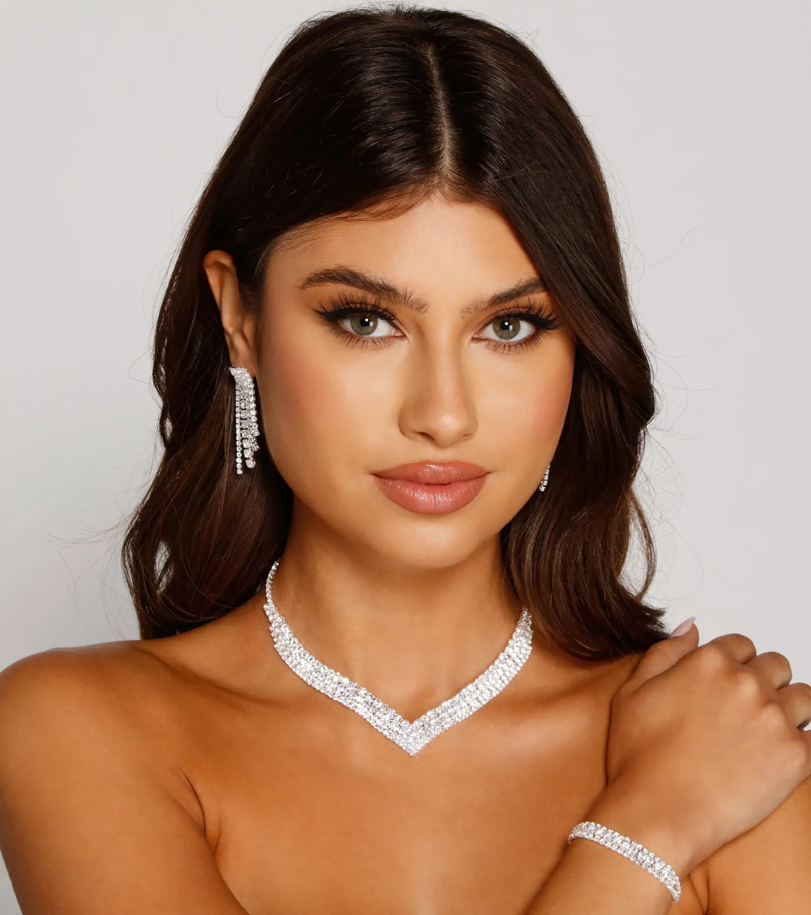 Rhinestone Collar. Duster Earrings. And Bracelet Set - Image 3