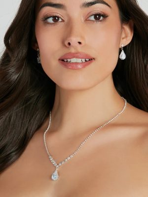 Elegantly Chic Rhinestone Necklace And Earrings Set