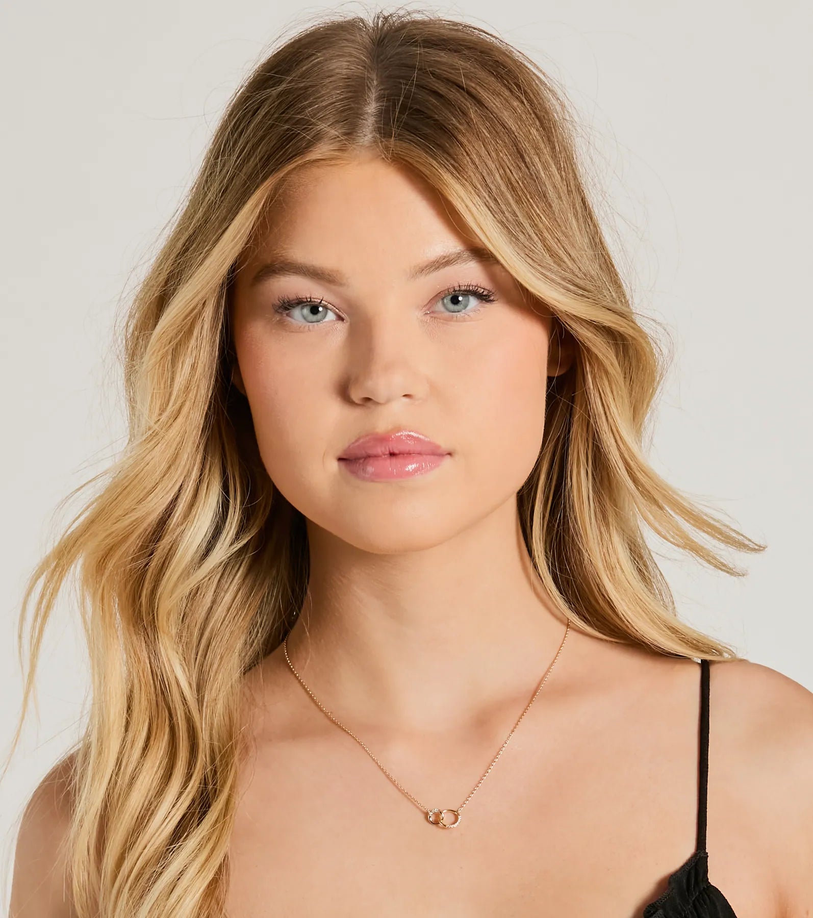 Chic Shine Cubic Zirconia Circle Charm Necklace - Image 3
