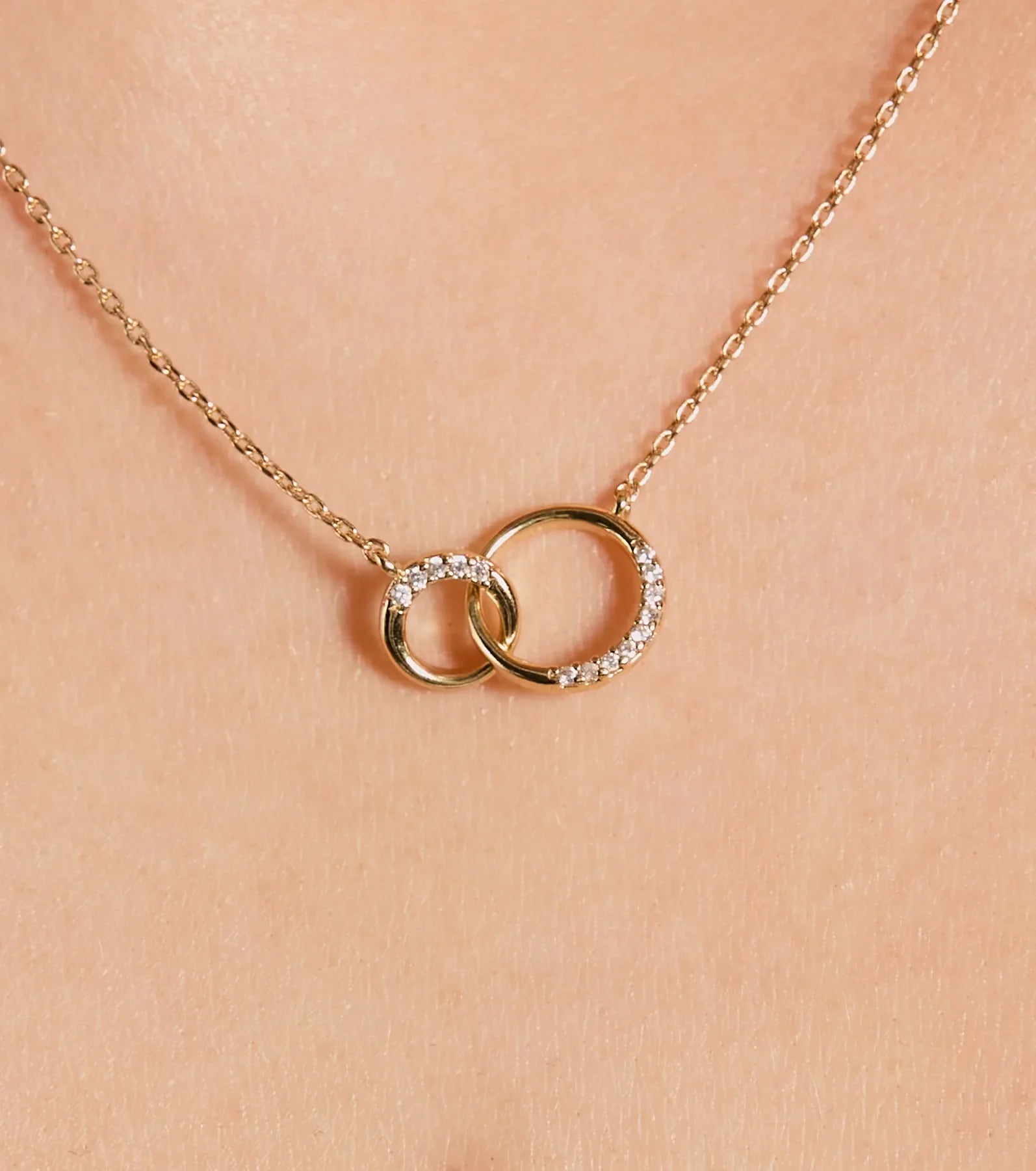 Chic Shine Cubic Zirconia Circle Charm Necklace - Image 4
